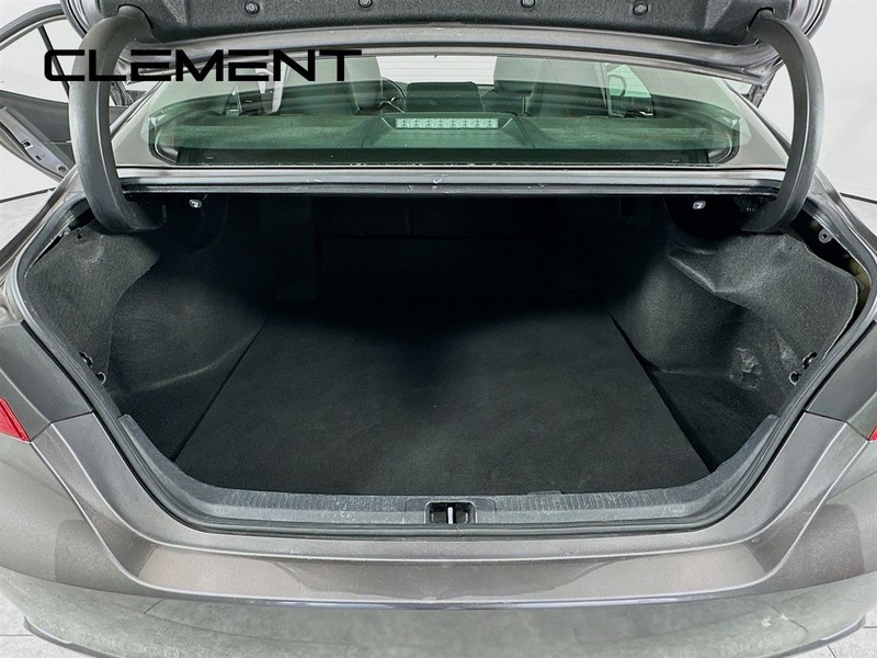 Toyota Camry Vehicle Full-screen Gallery Image 10