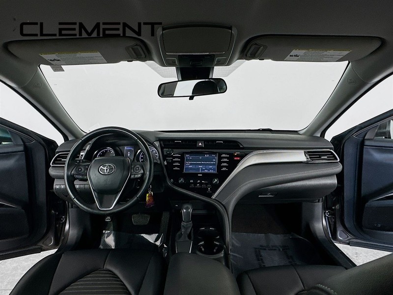 Toyota Camry Vehicle Full-screen Gallery Image 11