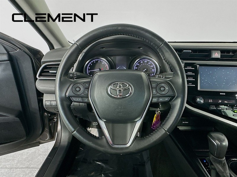 Toyota Camry Vehicle Full-screen Gallery Image 14