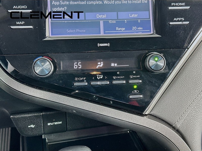 Toyota Camry Vehicle Full-screen Gallery Image 22