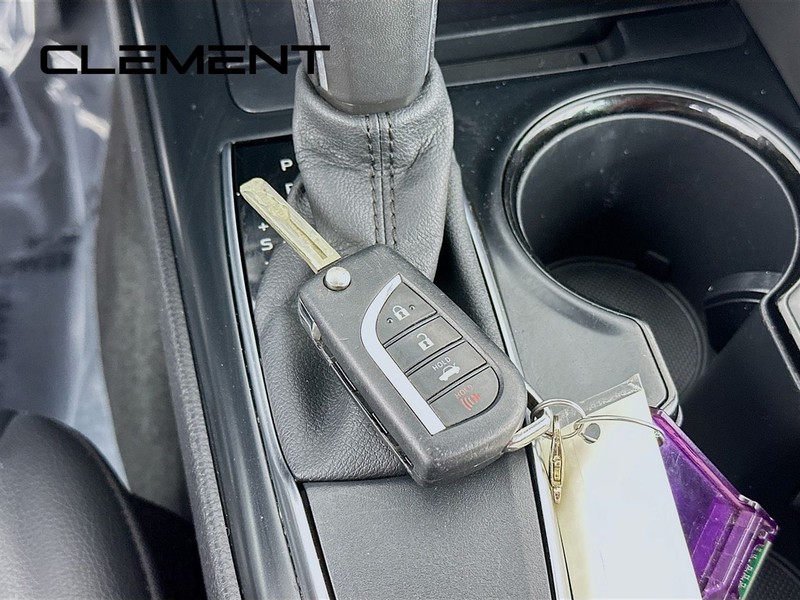 Toyota Camry Vehicle Full-screen Gallery Image 23