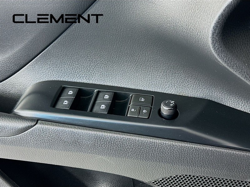 Toyota Camry Vehicle Full-screen Gallery Image 24