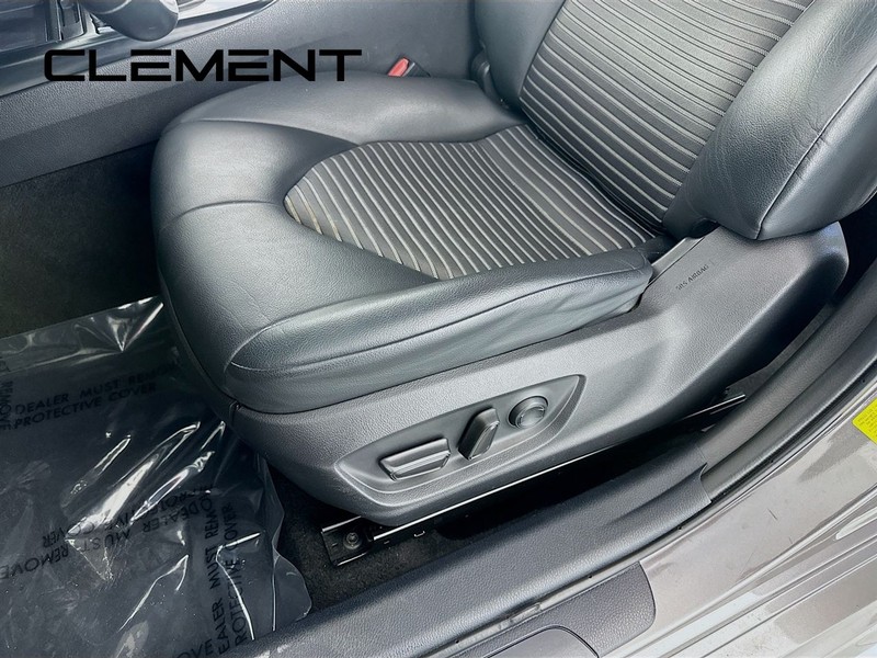 Toyota Camry Vehicle Full-screen Gallery Image 27