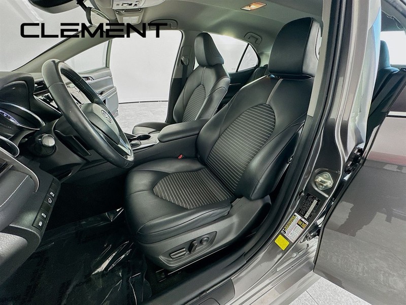 Toyota Camry Vehicle Full-screen Gallery Image 28