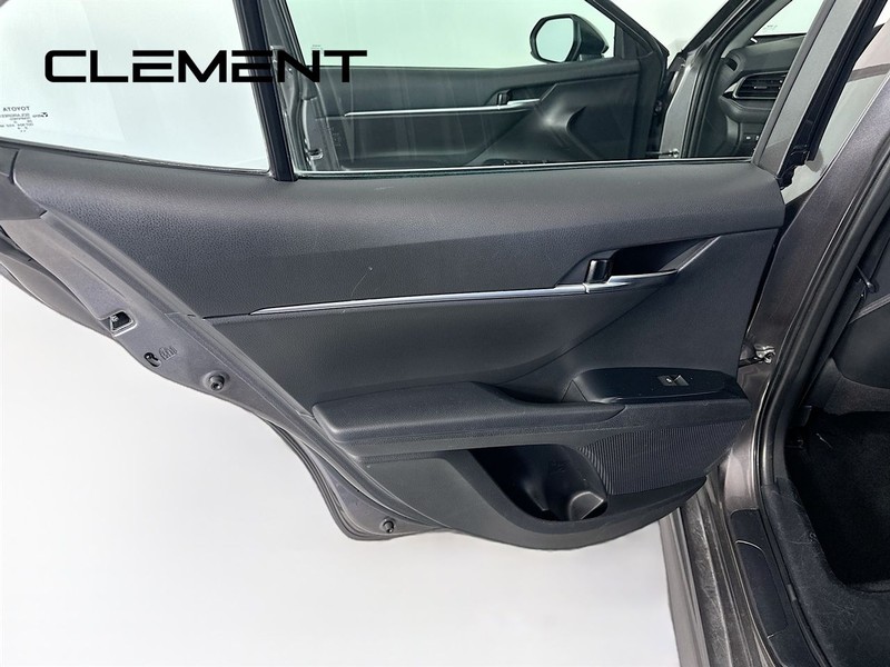 Toyota Camry Vehicle Full-screen Gallery Image 29