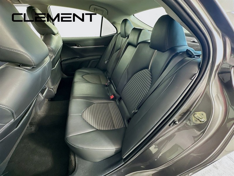 Toyota Camry Vehicle Full-screen Gallery Image 30