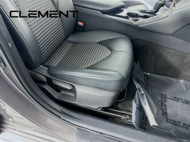 Toyota Camry Vehicle Full-screen Gallery Image 31