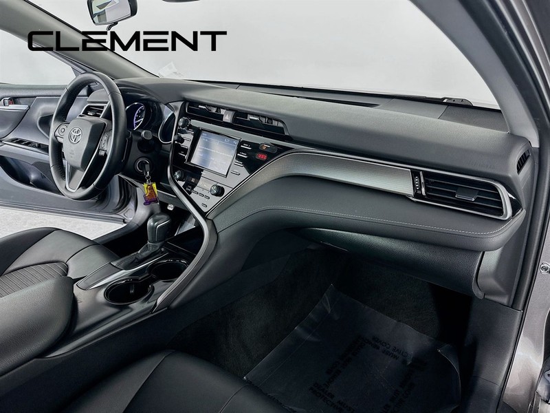 Toyota Camry Vehicle Full-screen Gallery Image 32