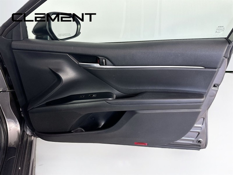 Toyota Camry Vehicle Full-screen Gallery Image 33