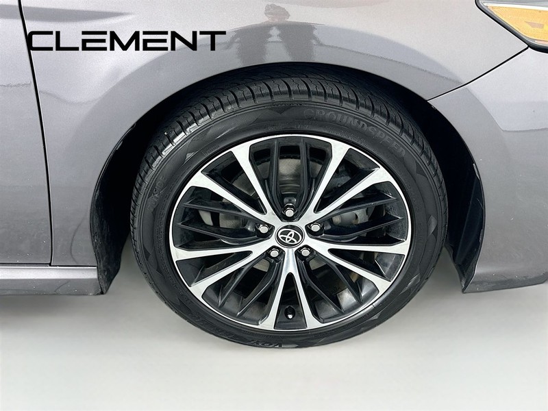 Toyota Camry Vehicle Full-screen Gallery Image 34