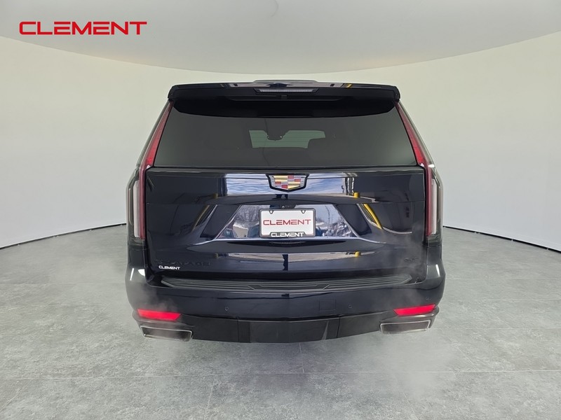 Cadillac Escalade Vehicle Full-screen Gallery Image 07