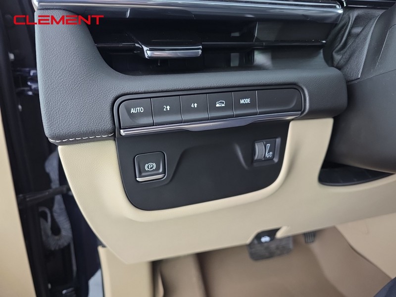 Cadillac Escalade Vehicle Full-screen Gallery Image 11