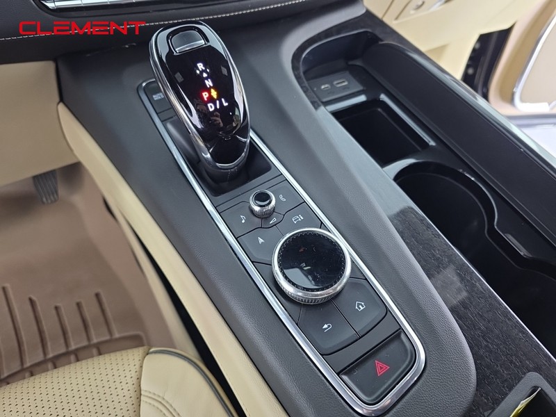 Cadillac Escalade Vehicle Full-screen Gallery Image 20