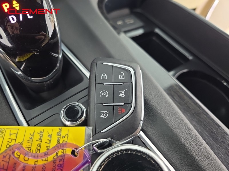 Cadillac Escalade Vehicle Full-screen Gallery Image 21