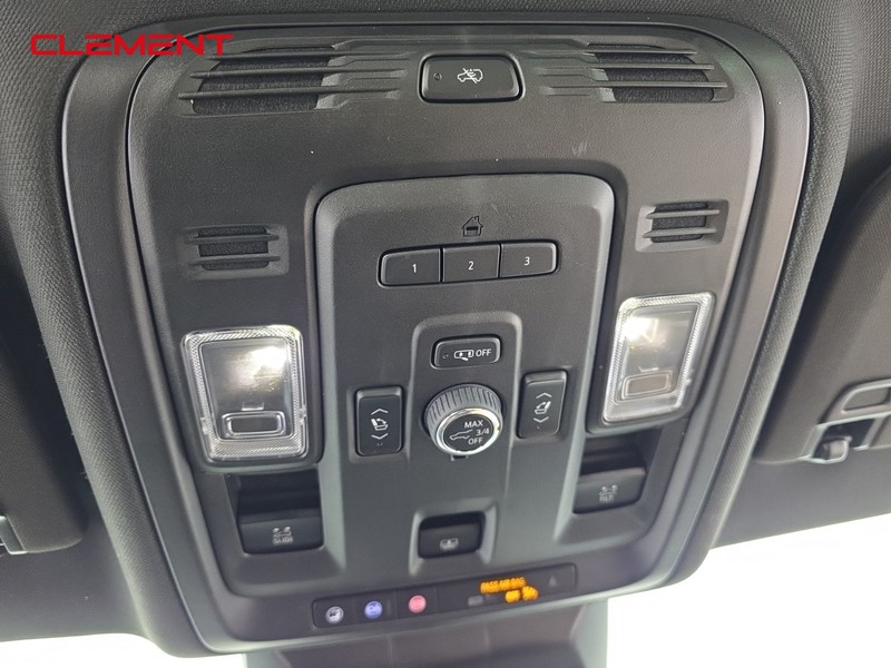 Cadillac Escalade Vehicle Full-screen Gallery Image 22