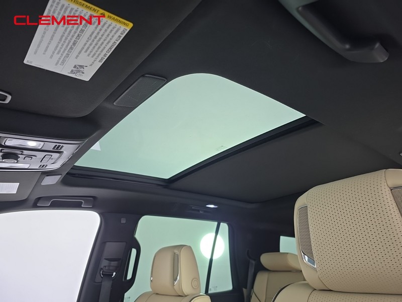 Cadillac Escalade Vehicle Full-screen Gallery Image 23