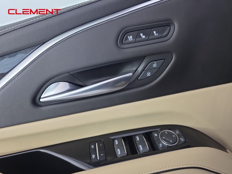 Cadillac Escalade Vehicle Full-screen Gallery Image 24