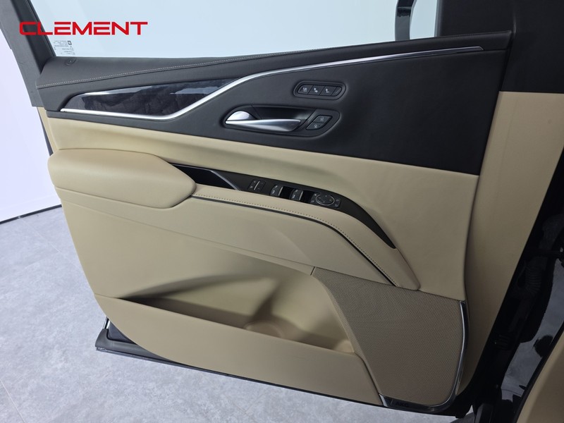 Cadillac Escalade Vehicle Full-screen Gallery Image 25