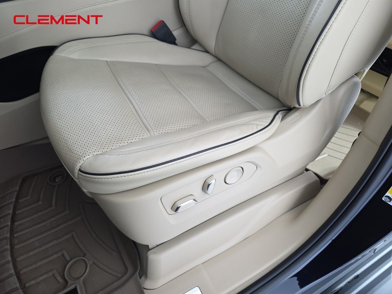 Cadillac Escalade Vehicle Full-screen Gallery Image 26