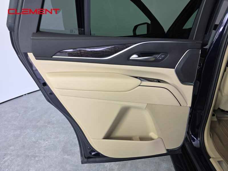 Cadillac Escalade Vehicle Full-screen Gallery Image 28