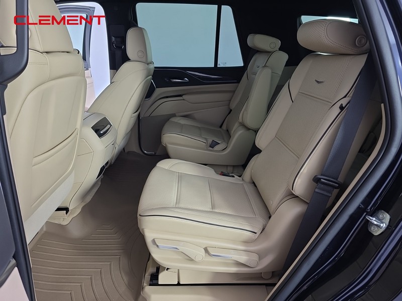 Cadillac Escalade Vehicle Full-screen Gallery Image 29