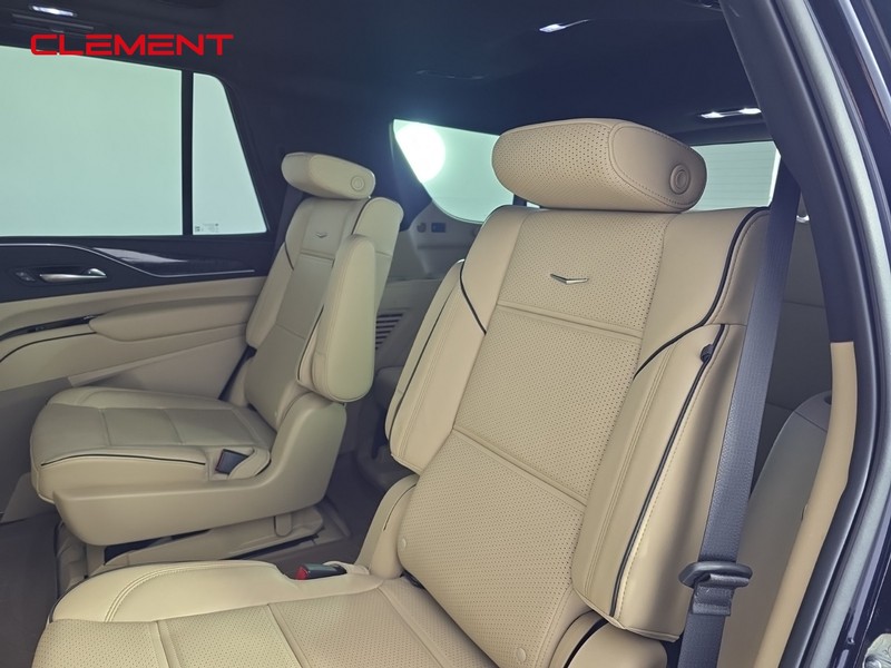 Cadillac Escalade Vehicle Full-screen Gallery Image 30