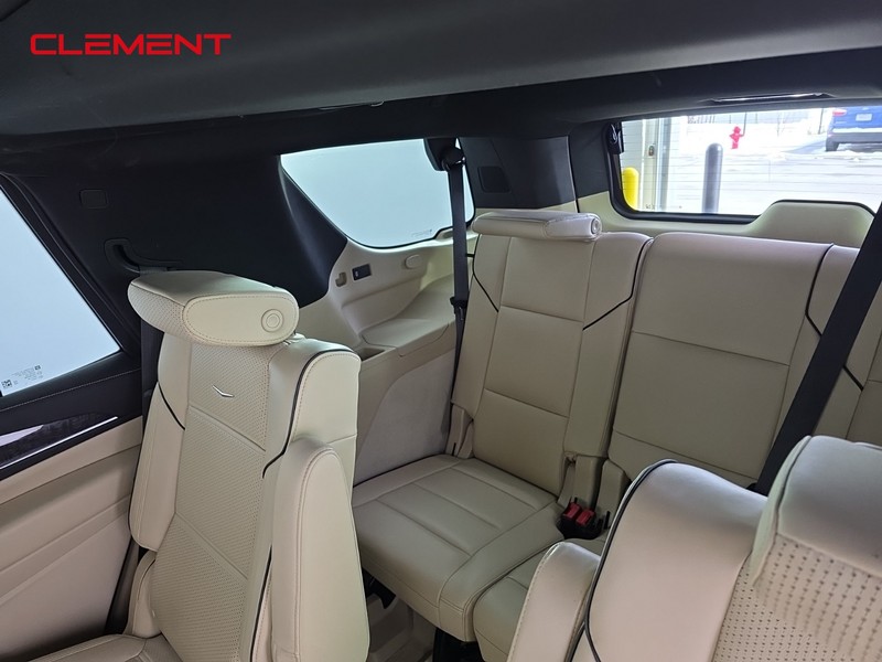 Cadillac Escalade Vehicle Full-screen Gallery Image 31