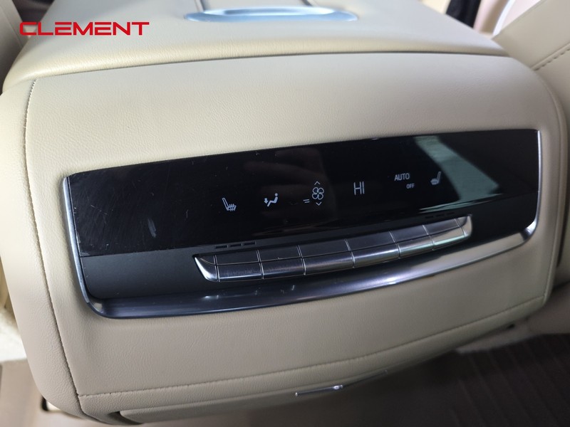 Cadillac Escalade Vehicle Full-screen Gallery Image 32