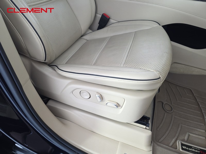 Cadillac Escalade Vehicle Full-screen Gallery Image 33