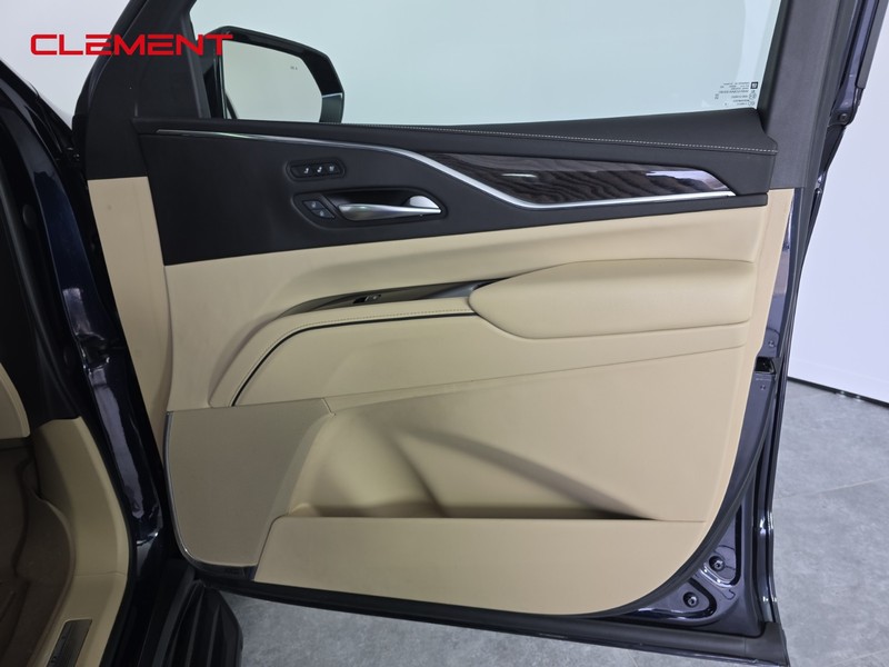 Cadillac Escalade Vehicle Full-screen Gallery Image 35