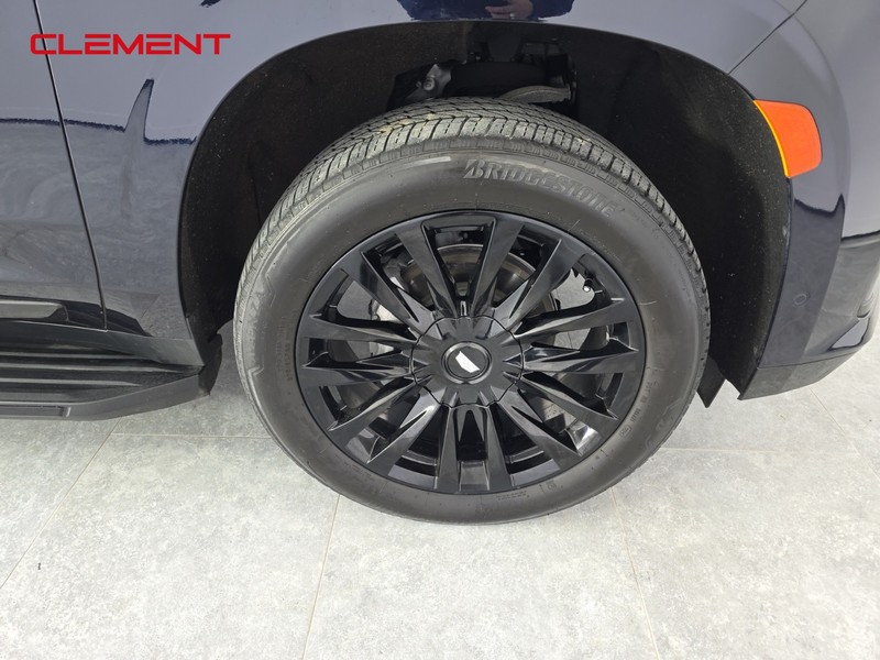 Cadillac Escalade Vehicle Full-screen Gallery Image 36