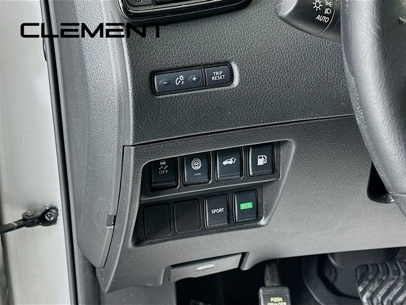 Nissan Rogue Vehicle Full-screen Gallery Image 11