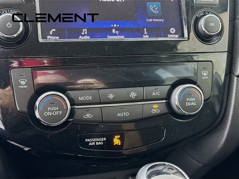 Nissan Rogue Vehicle Full-screen Gallery Image 18