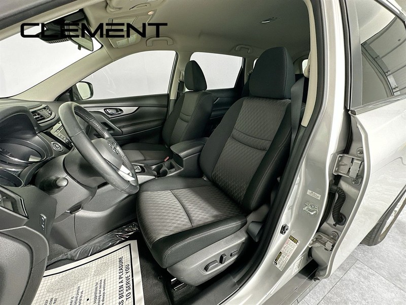 Nissan Rogue Vehicle Full-screen Gallery Image 24