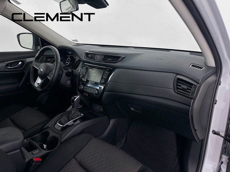 Nissan Rogue Vehicle Full-screen Gallery Image 31