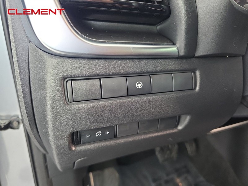 Nissan Rogue Vehicle Full-screen Gallery Image 11