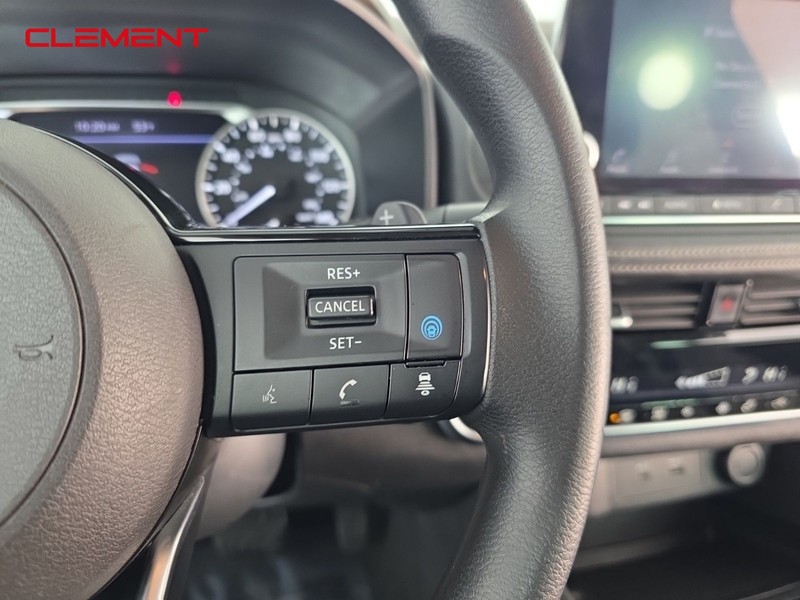 Nissan Rogue Vehicle Full-screen Gallery Image 14