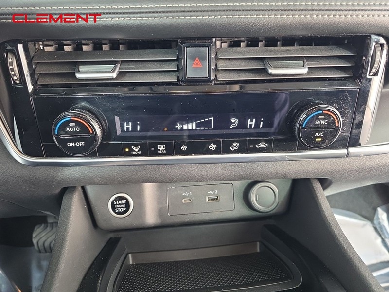 Nissan Rogue Vehicle Full-screen Gallery Image 19