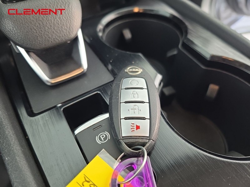 Nissan Rogue Vehicle Full-screen Gallery Image 21