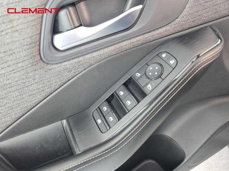 Nissan Rogue Vehicle Full-screen Gallery Image 22