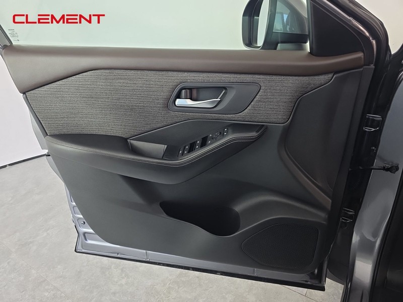 Nissan Rogue Vehicle Full-screen Gallery Image 23