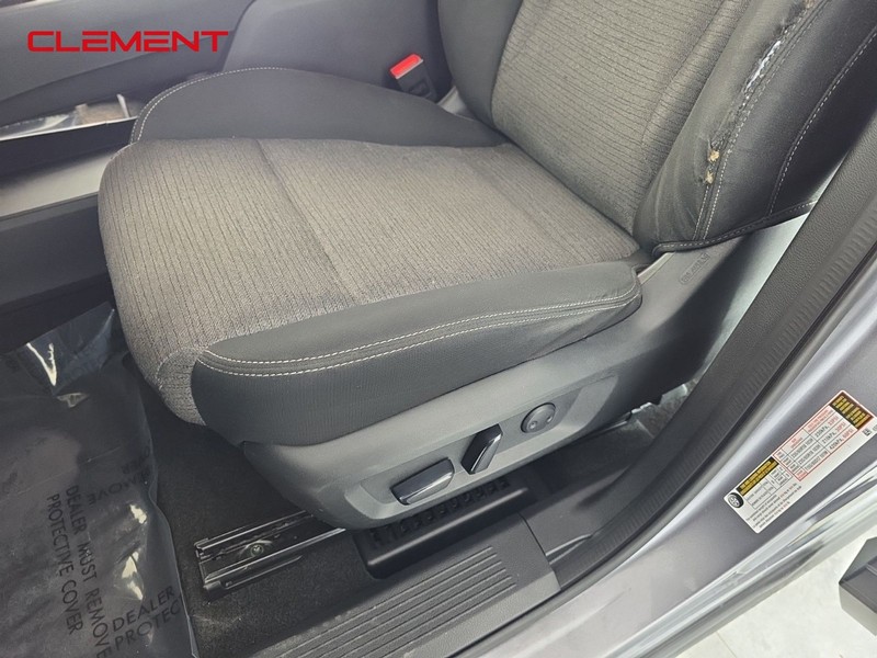 Nissan Rogue Vehicle Full-screen Gallery Image 24