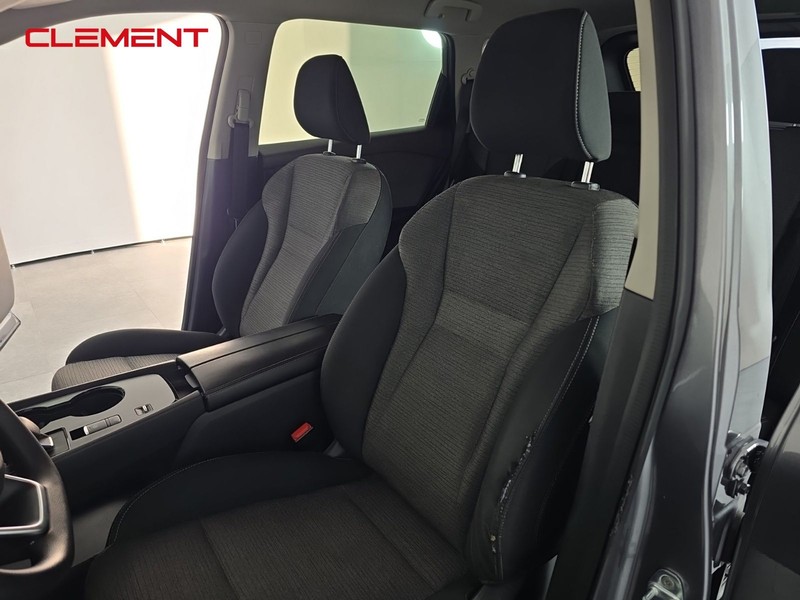 Nissan Rogue Vehicle Full-screen Gallery Image 25