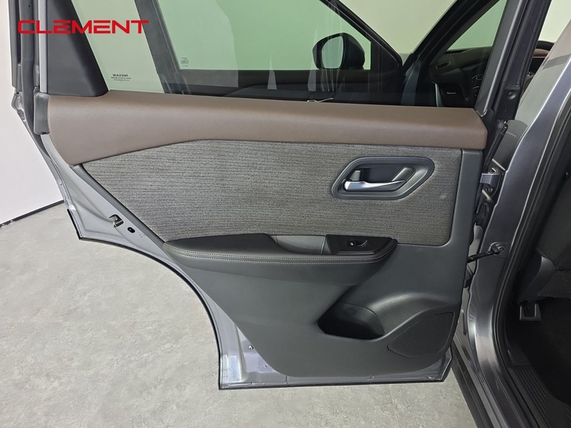 Nissan Rogue Vehicle Full-screen Gallery Image 26