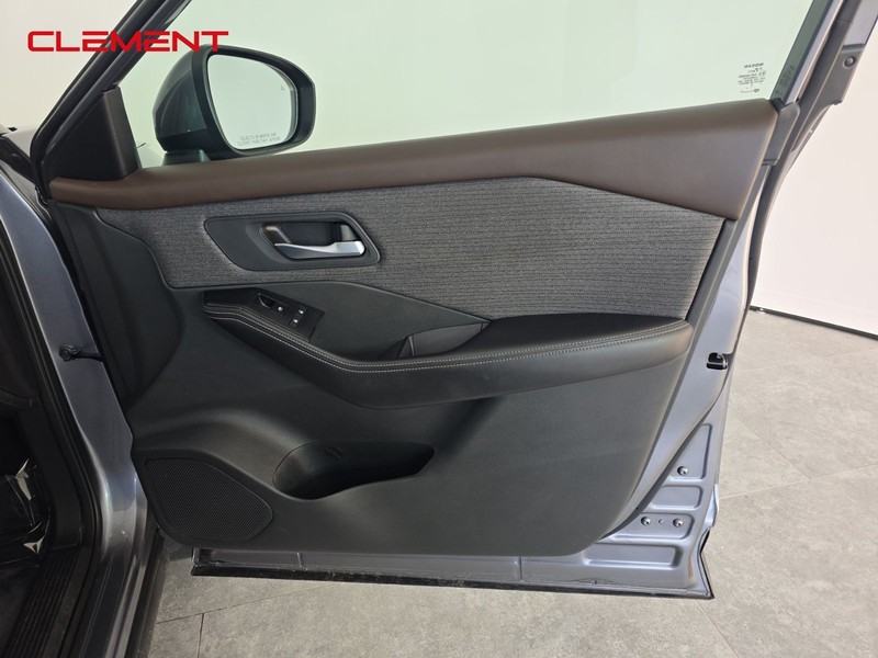 Nissan Rogue Vehicle Full-screen Gallery Image 31