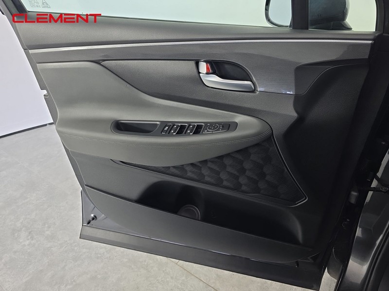 Hyundai Santa Fe Vehicle Full-screen Gallery Image 21