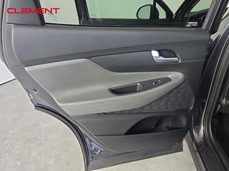 Hyundai Santa Fe Vehicle Full-screen Gallery Image 24