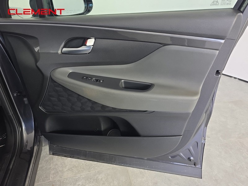 Hyundai Santa Fe Vehicle Full-screen Gallery Image 30