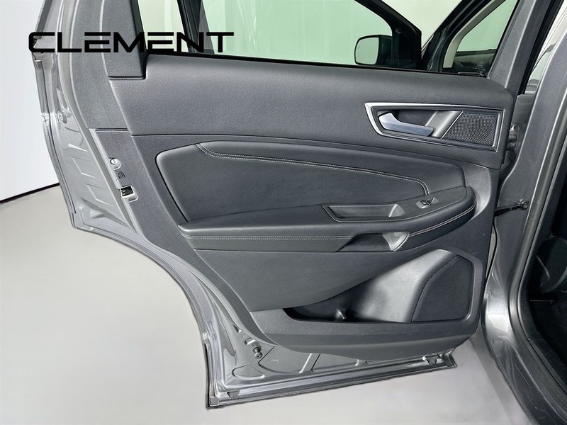 Ford Edge Vehicle Full-screen Gallery Image 30