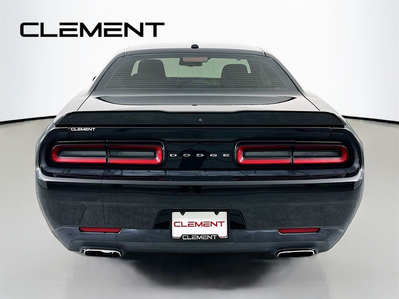 Dodge Challenger Vehicle Full-screen Gallery Image 7